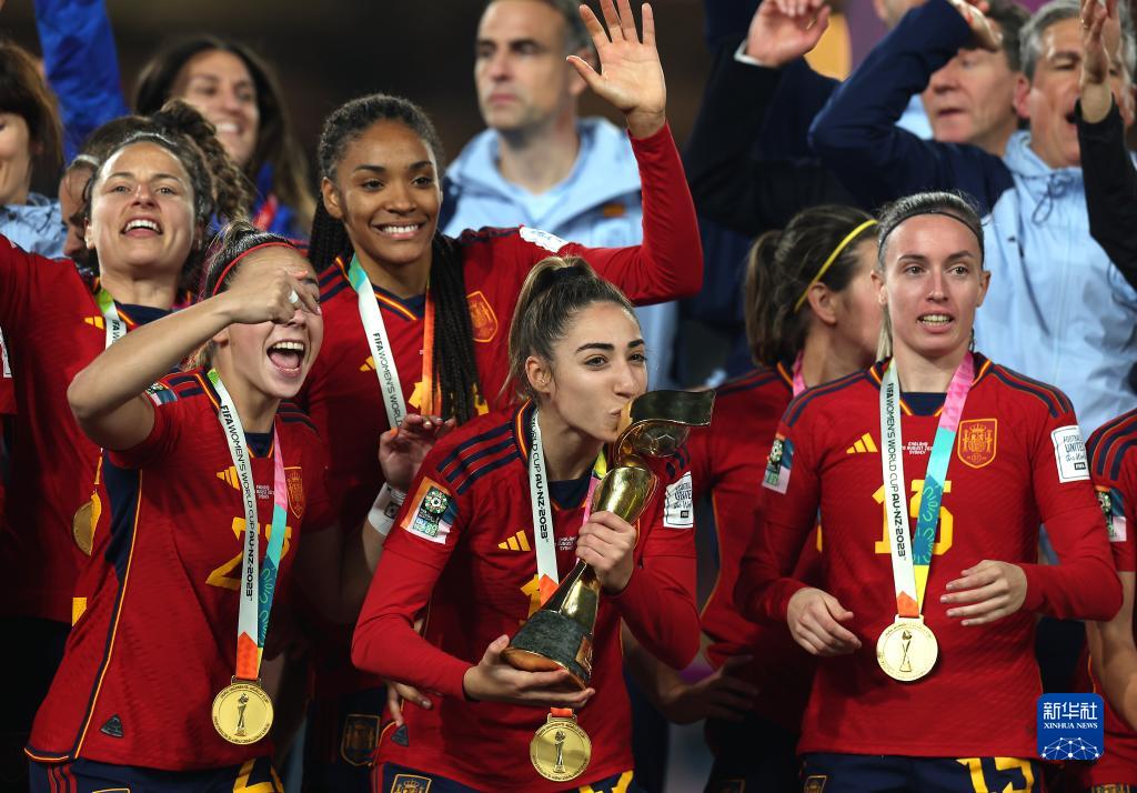 爱游戏-包含西班牙队引发争议！，莱万多夫斯基官方宣布夺冠新规上演精彩一战的词条