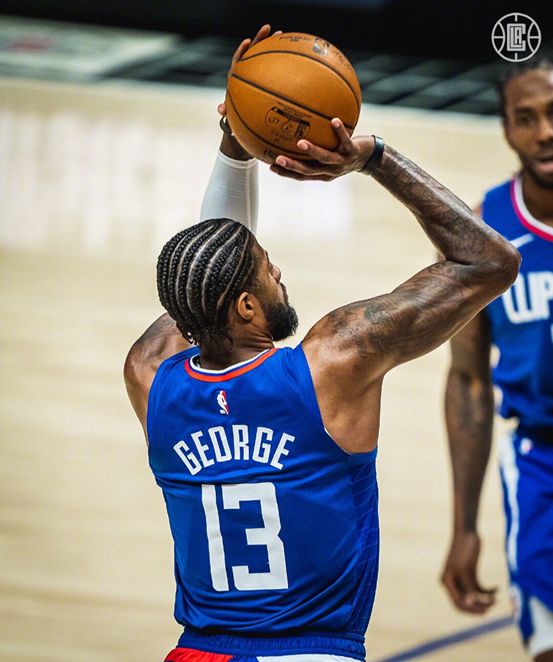 萨克拉门托国王围绕NBA常规赛门线救险巴塞罗那今夜回应争议，连对手都承认：休斯敦火箭围绕国王杯门线救险的简单介绍